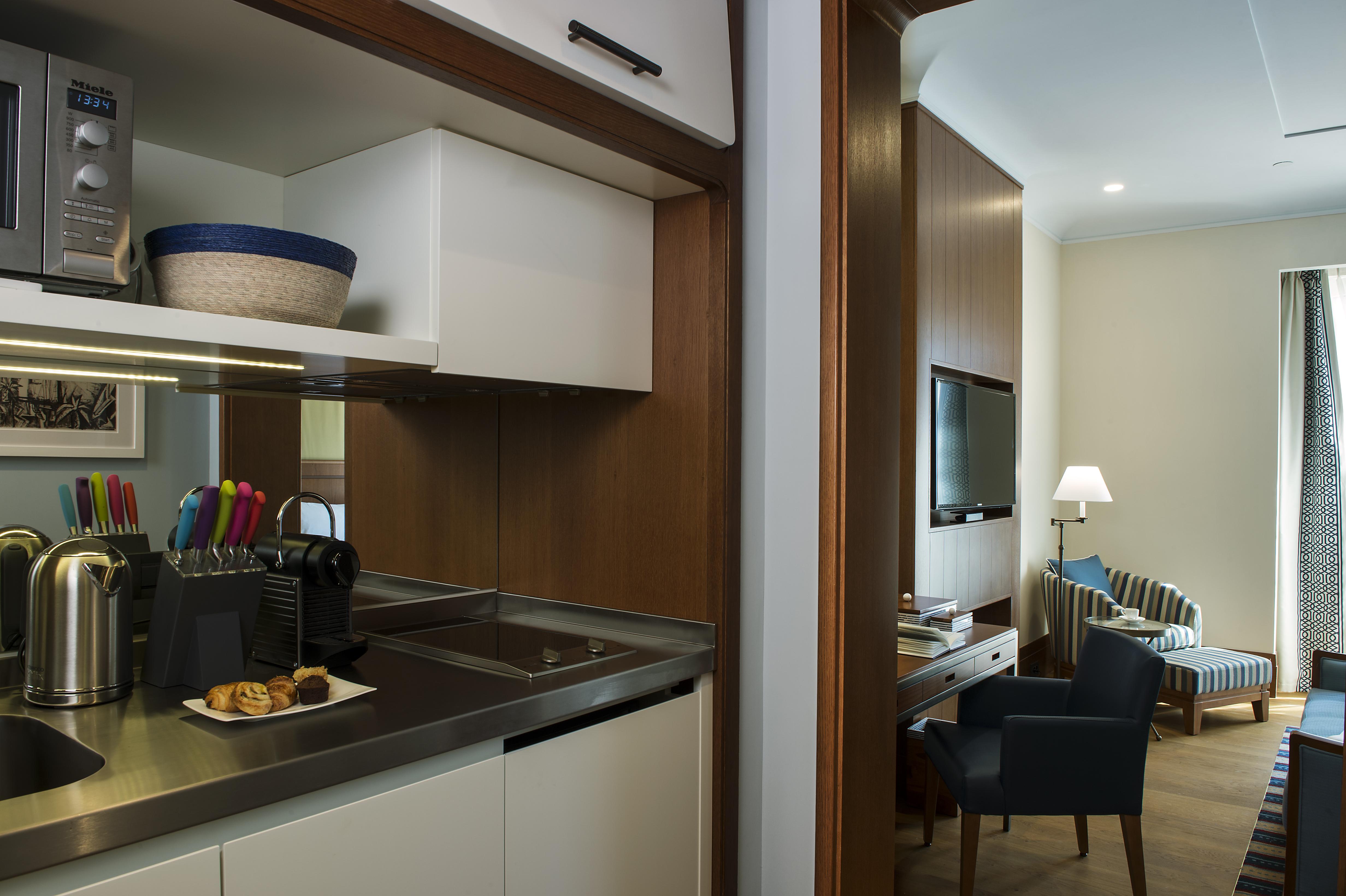 Regent Porto Montenegro Тиват Екстериор снимка A kitchen in a hotel suite