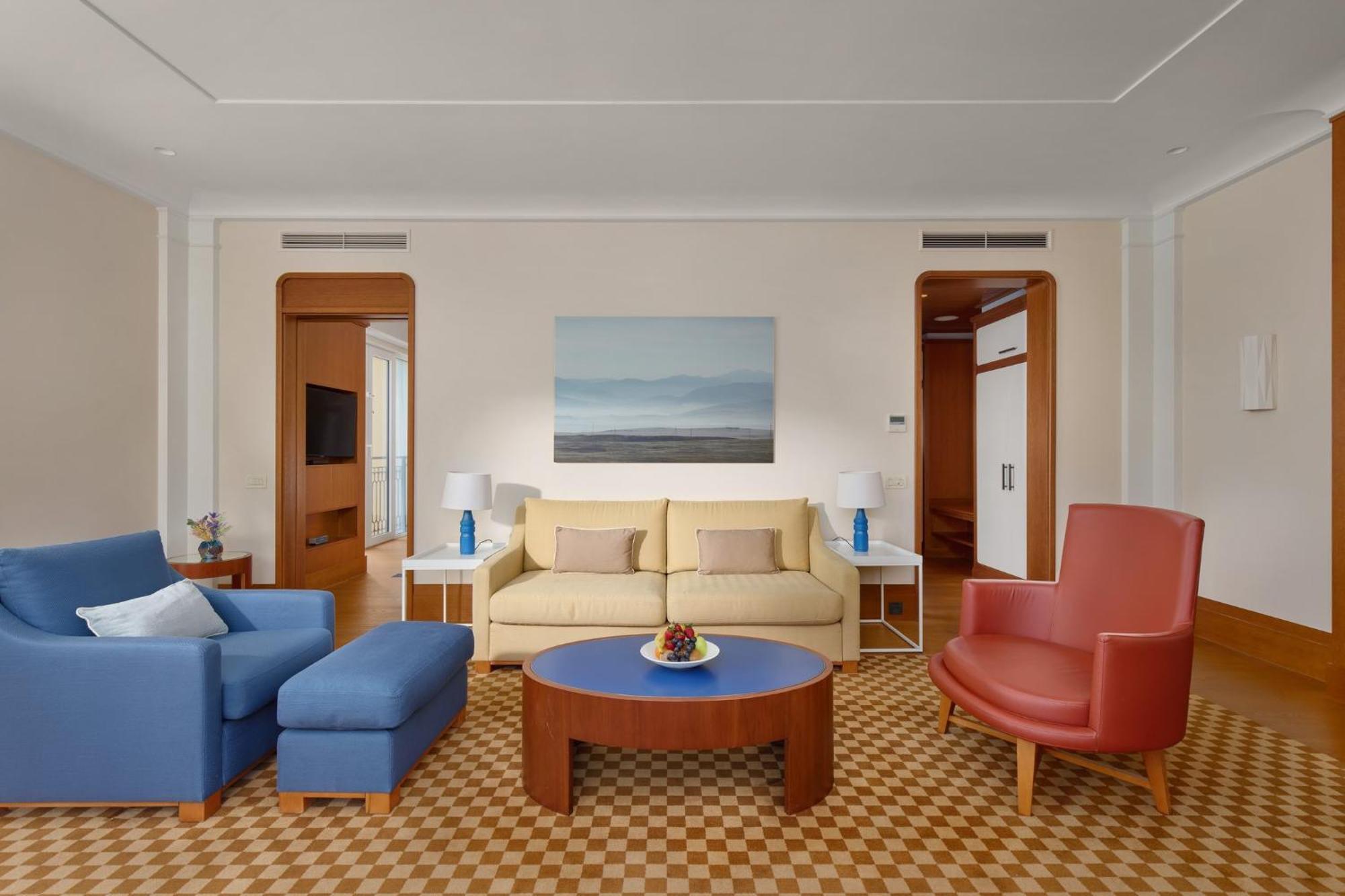 Regent Porto Montenegro Тиват Екстериор снимка A suite at the Hotel de Crillon
