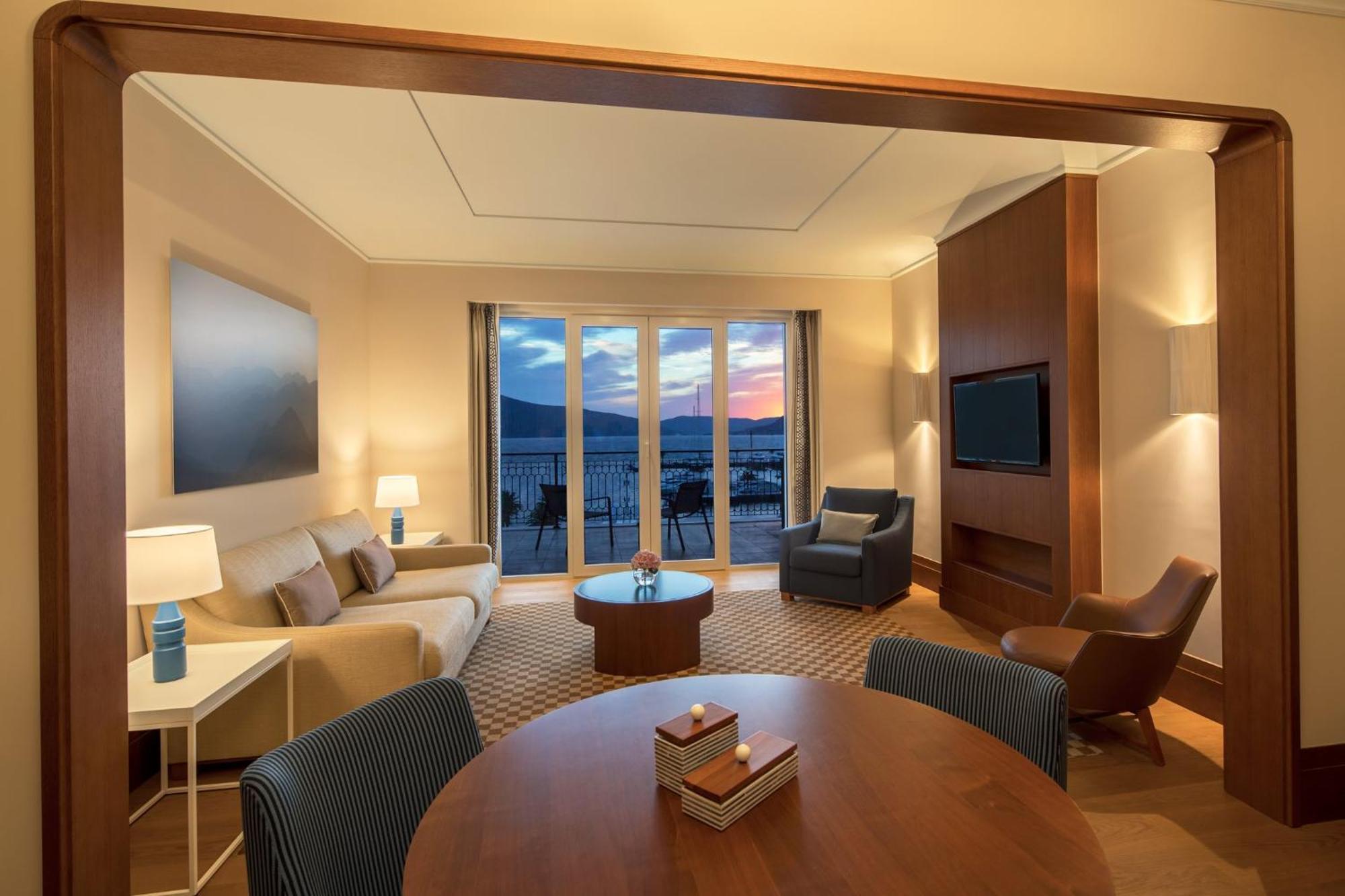 Regent Porto Montenegro Тиват Екстериор снимка A suite at the Westin Maldives